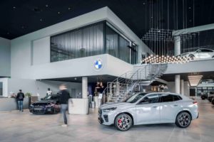 Cloisons de bureau à Annecy - Concession BMW - Cloisons TIASO AZ 78mm et J-AZ 40mm