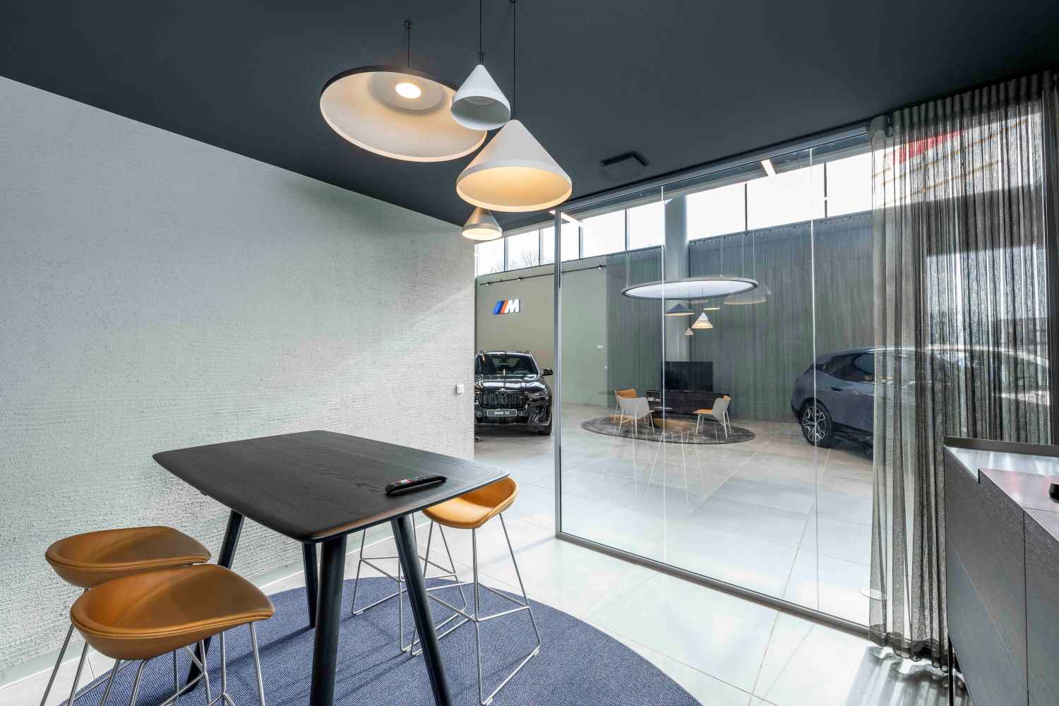 Cloisons de bureau à Annecy - Concession BMW - Cloisons TIASO AZ 78mm et J-AZ 40mm