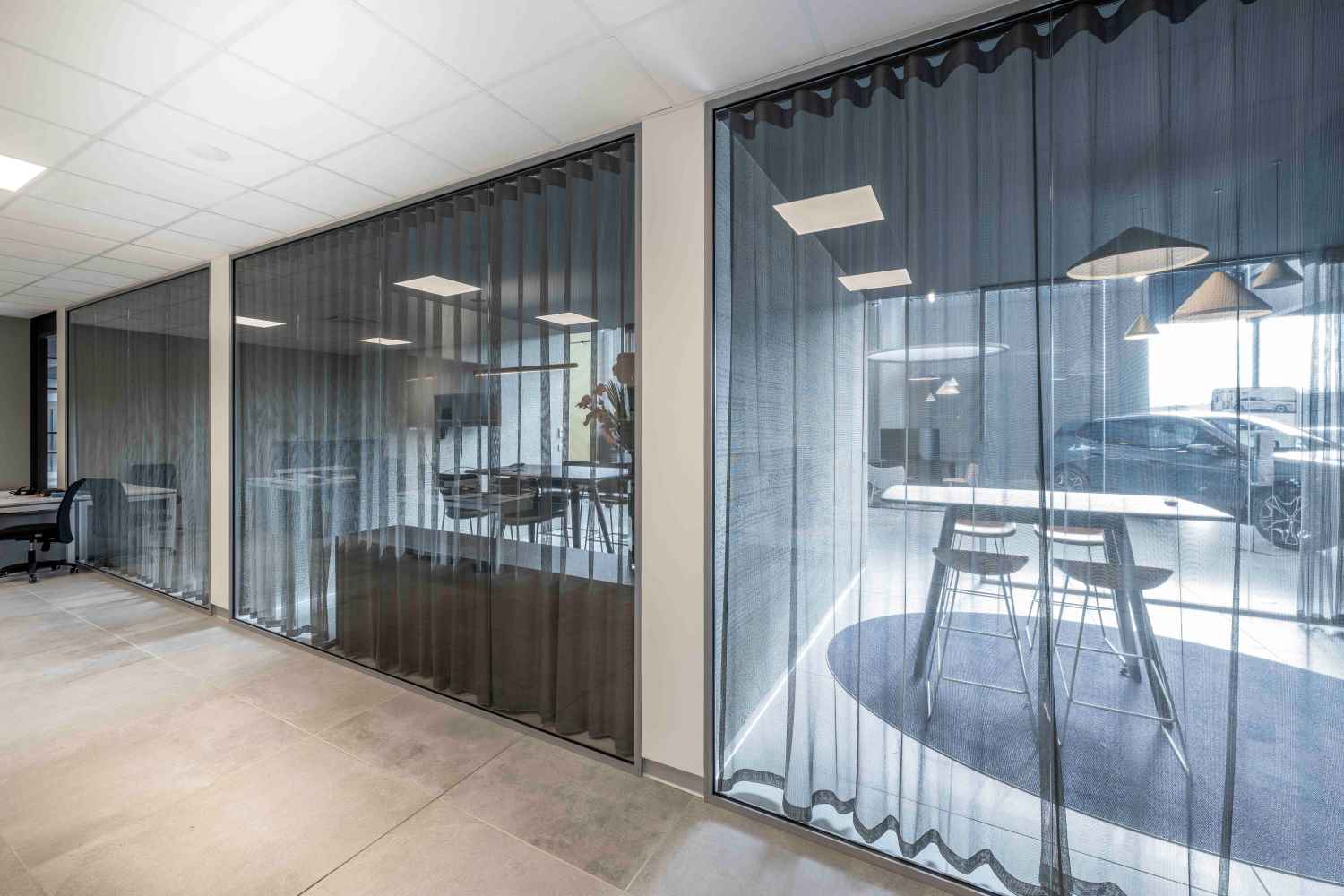 Cloisons de bureau à Annecy - Concession BMW - Cloisons TIASO AZ 78mm et J-AZ 40mm