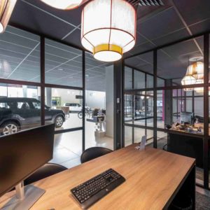 Cloisons de bureau à Annecy - Concession BMW - Cloisons TIASO AZ 78mm et J-AZ 40mm