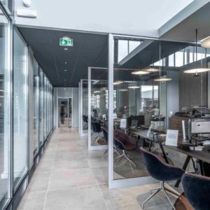 Cloisons de bureau à Annecy - Concession BMW - Cloisons TIASO AZ 78mm et J-AZ 40mm