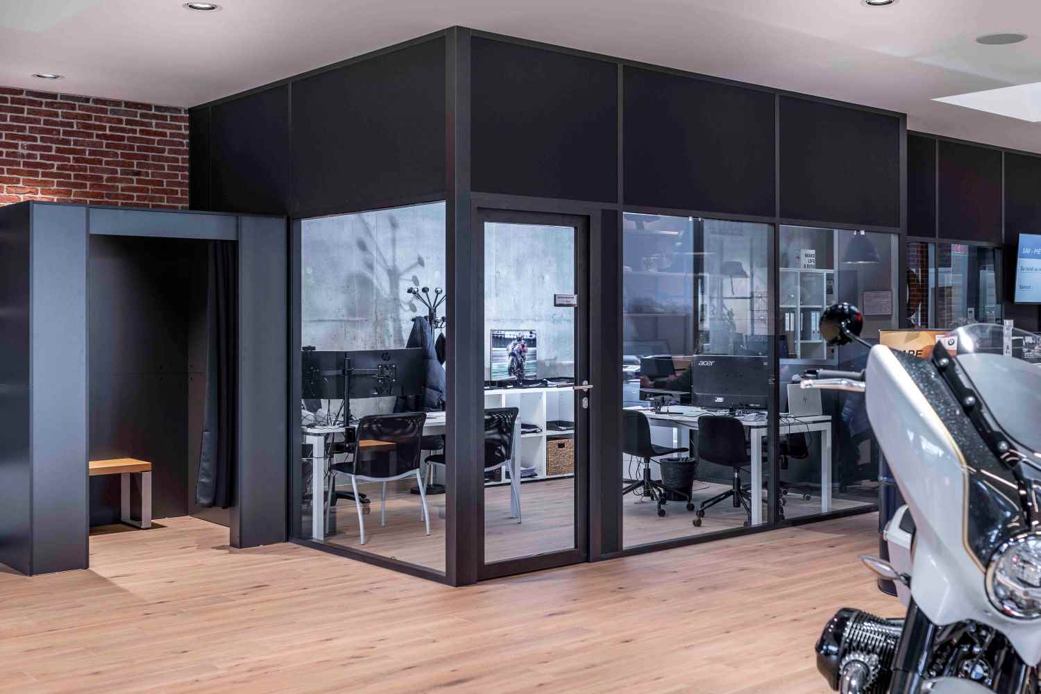 Cloisons de bureau à Annecy - Concession BMW - Cloisons TIASO AZ 78mm et J-AZ 40mm