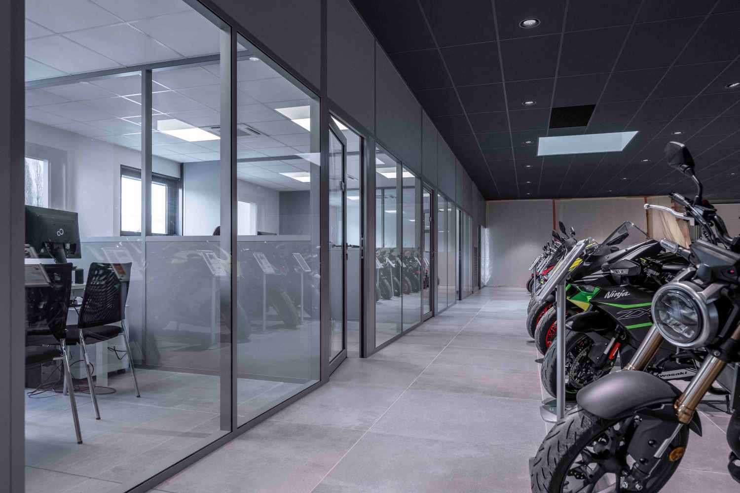 Cloisons de bureau à Annecy - Concession BMW - Cloisons TIASO AZ 78mm et J-AZ 40mm