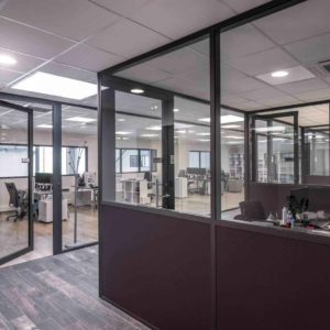 Cloisons de bureau à Annecy - Concession BMW - Cloisons TIASO AZ 78mm et J-AZ 40mm
