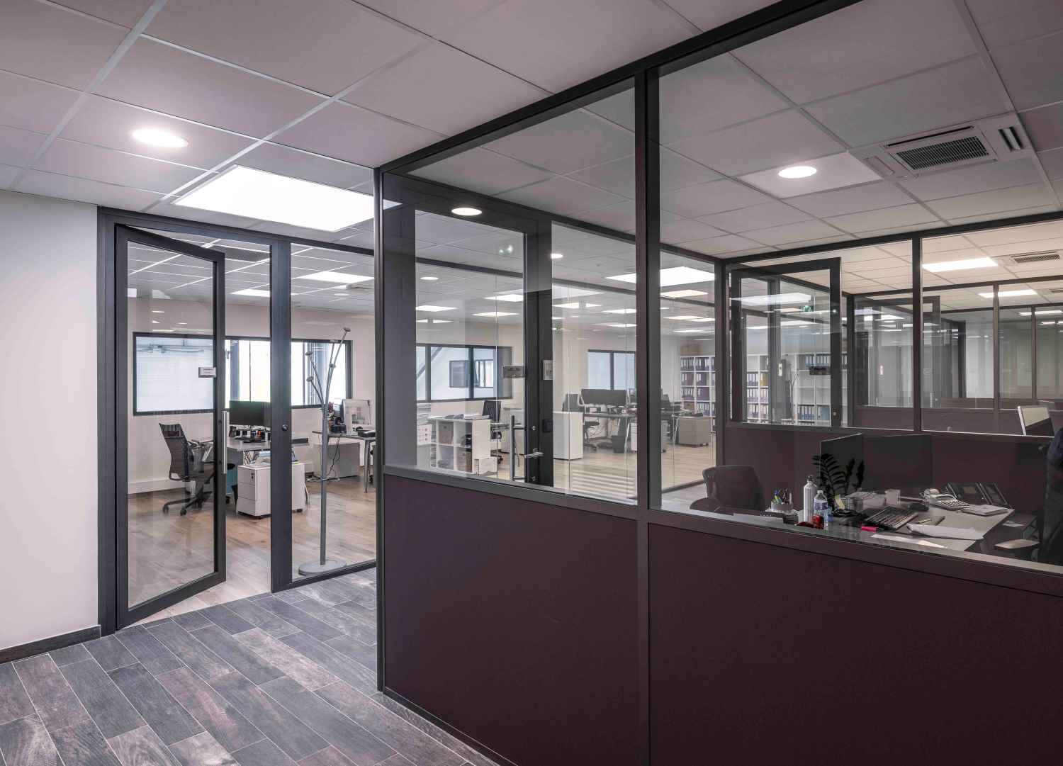 Cloisons de bureau à Annecy - Concession BMW - Cloisons TIASO AZ 78mm et J-AZ 40mm