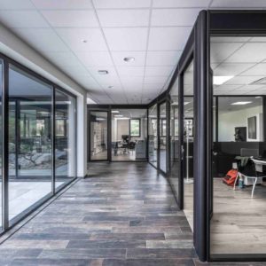 Cloisons de bureau à Annecy - Concession BMW - Cloisons TIASO AZ 78mm et J-AZ 40mm