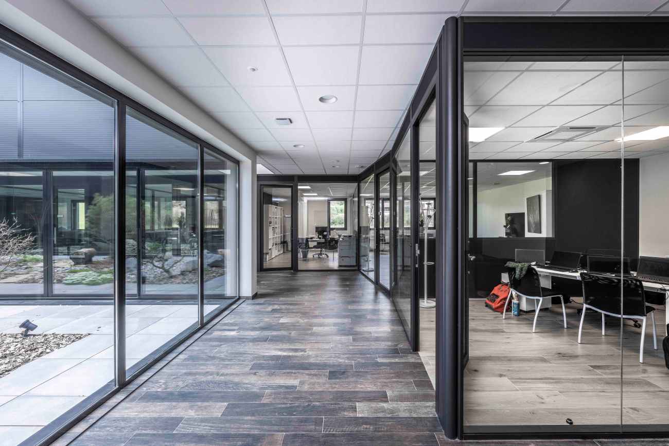 Cloisons de bureau à Annecy - Concession BMW - Cloisons TIASO AZ 78mm et J-AZ 40mm